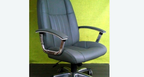 Перетяжка офисного кресла кожей. Мураши